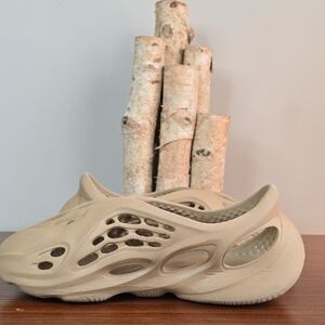 Yeezy Foam Rnnrs Size (11)